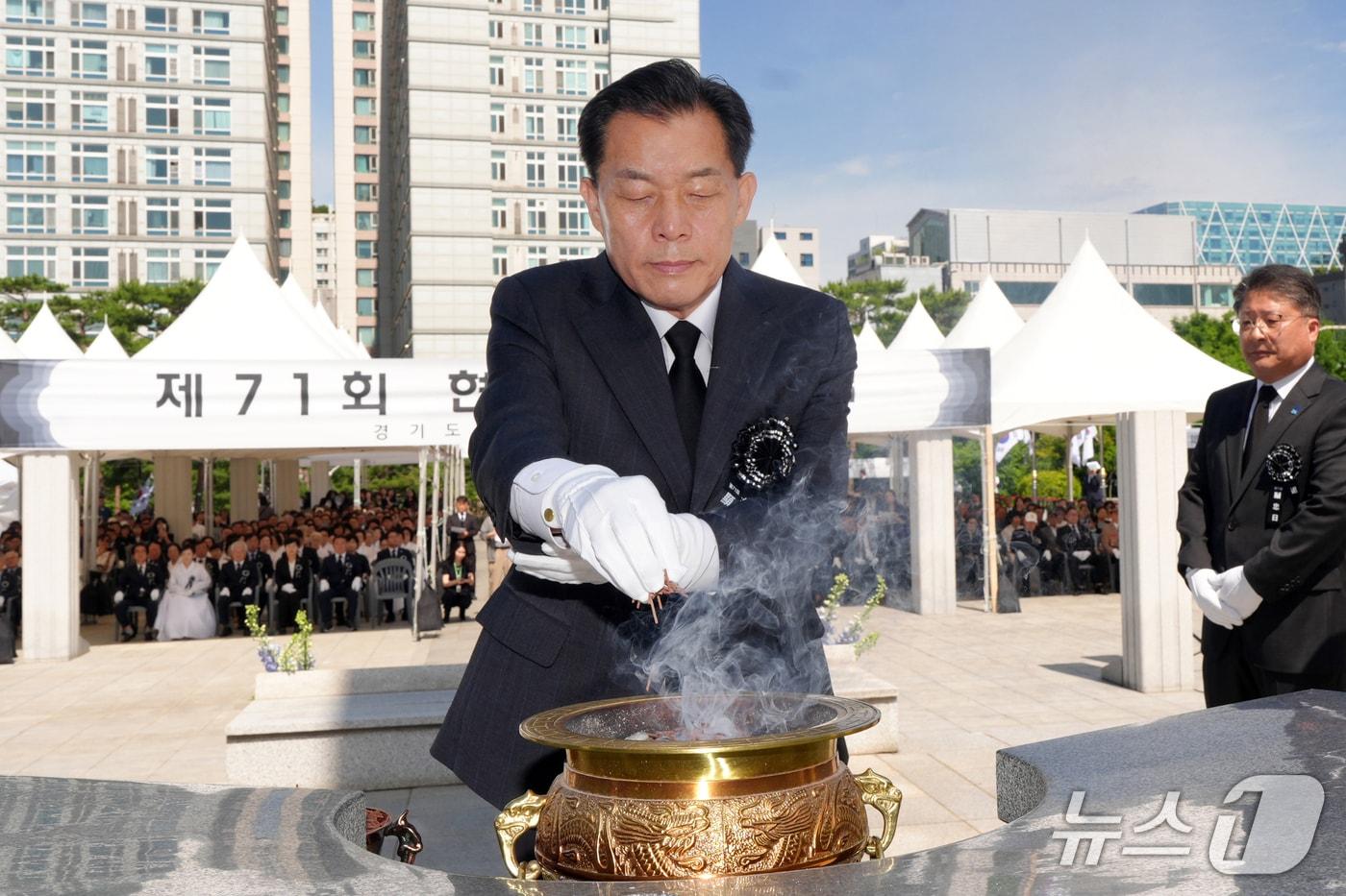본문 이미지 - 이재준 경기 수원시장이 7일 수원시 현충탑에서 열린 제71회 현충일 추념식에서 분향하고 있다. (수원시 제공. 재판매 및 DB 금지) 2026.6.7/뉴스1