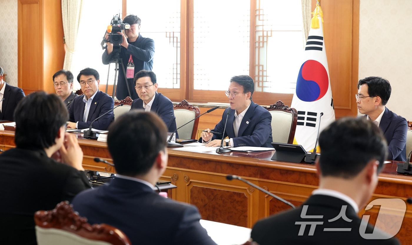 본문 이미지 - 김민석 국무총리가 7일 서울 종로구 정부서울청사에서 열린 지방선거 관리 관련 대학생과의 간담회에서 모두발언을 하고 있다. 2026.6.7 ⓒ 뉴스1 김성진 기자