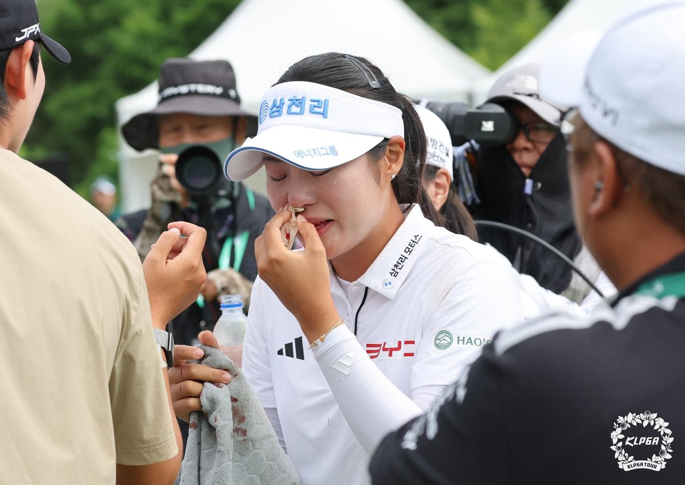 본문 이미지 - 7일 KLPGA 셀트리온 퀸즈 마스터스에서 우승을 확정한 뒤 코피와 눈물을 흘리고 있는 서교림. (KLPGA 제공)
