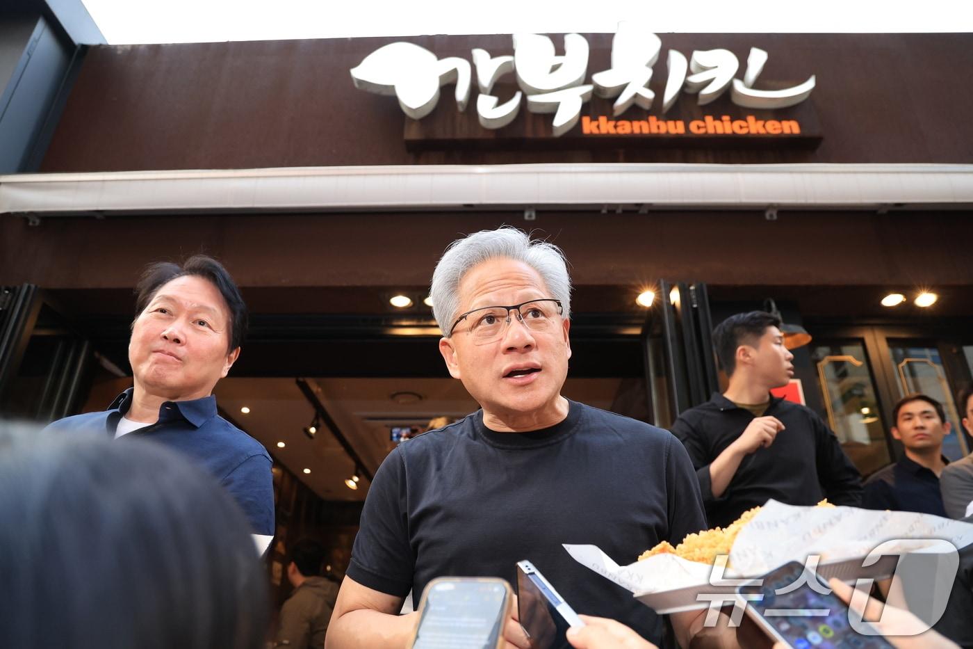 본문 이미지 - 젠슨 황 엔비디아 최고경영자(CEO)가 7일 오후 서울 강남구 깐부치킨 삼성점에서 최태원 SK그룹 회장과 '치맥 회동' 중 시민 및 취재진에게 치킨을 나눠주고 있다. 2026.6.7 ⓒ 뉴스1 이호윤 기자