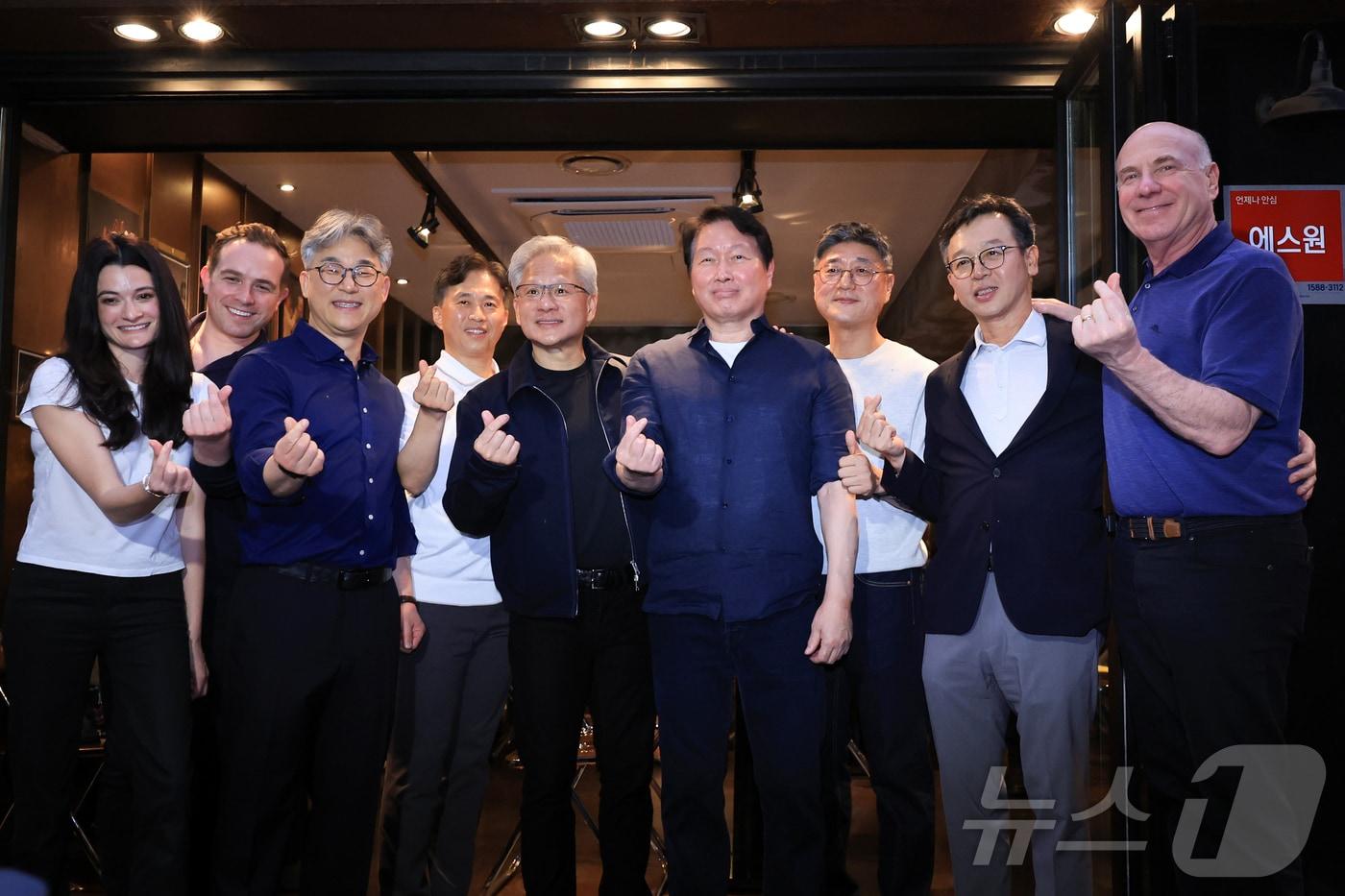본문 이미지 - 젠슨 황 엔비디아 최고경영자(CEO)와 최태원 SK그룹 회장이 7일 오후 서울 강남구 깐부치킨 삼성점에서 '치맥 회동' 중 엔비디아, SK 임직원들과 기념촬영을 하고 있다. 2026.6.7 ⓒ 뉴스1 이호윤 기자