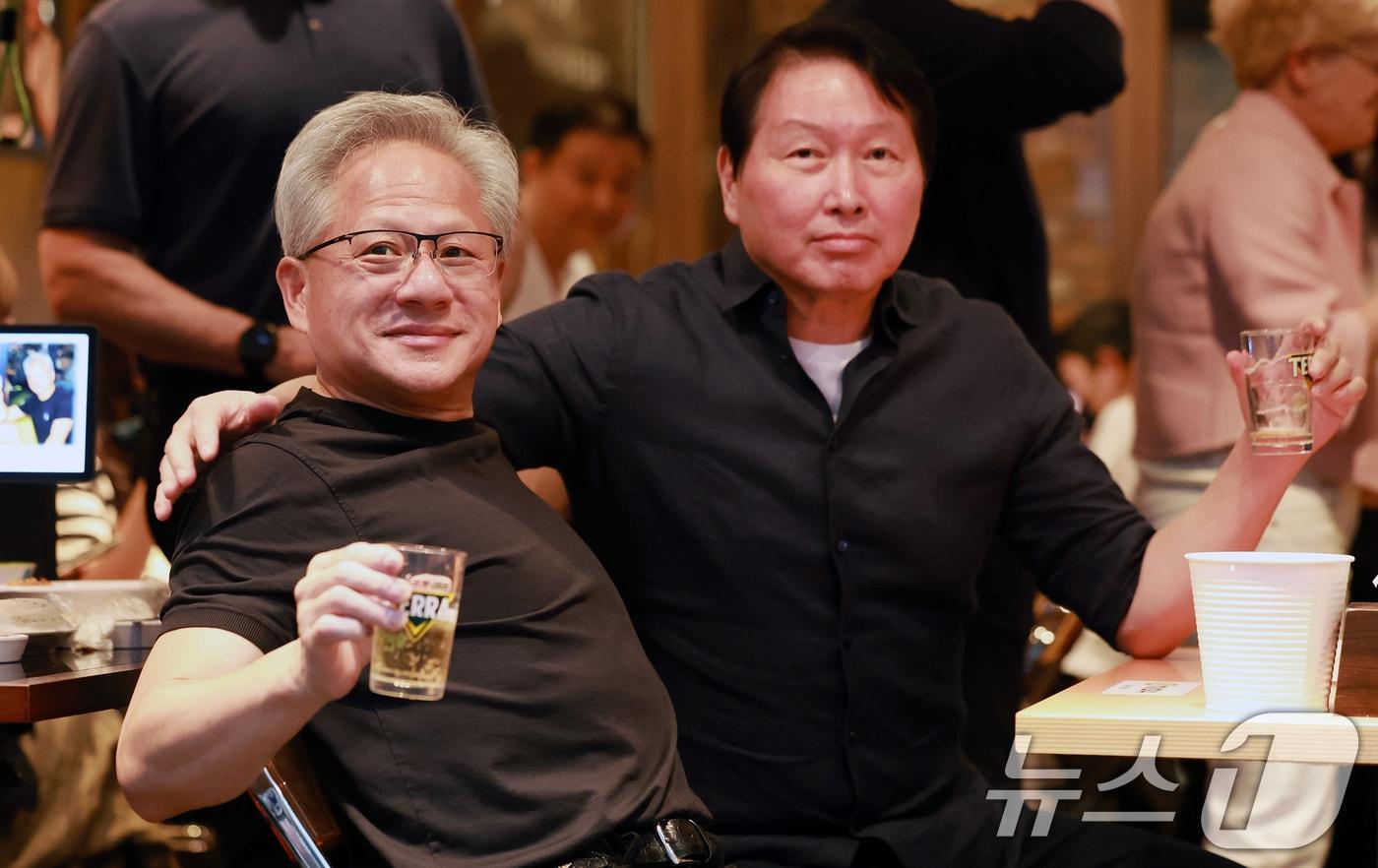 본문 이미지 - 젠슨 황 엔비디아 최고경영자(CEO)와 최태원 SK그룹 회장이 7일 오후 서울 강남구 깐부치킨 삼성점에서 '치맥 회동'을 하고 있다. 2026.6.7 ⓒ 뉴스1 이호윤 기자