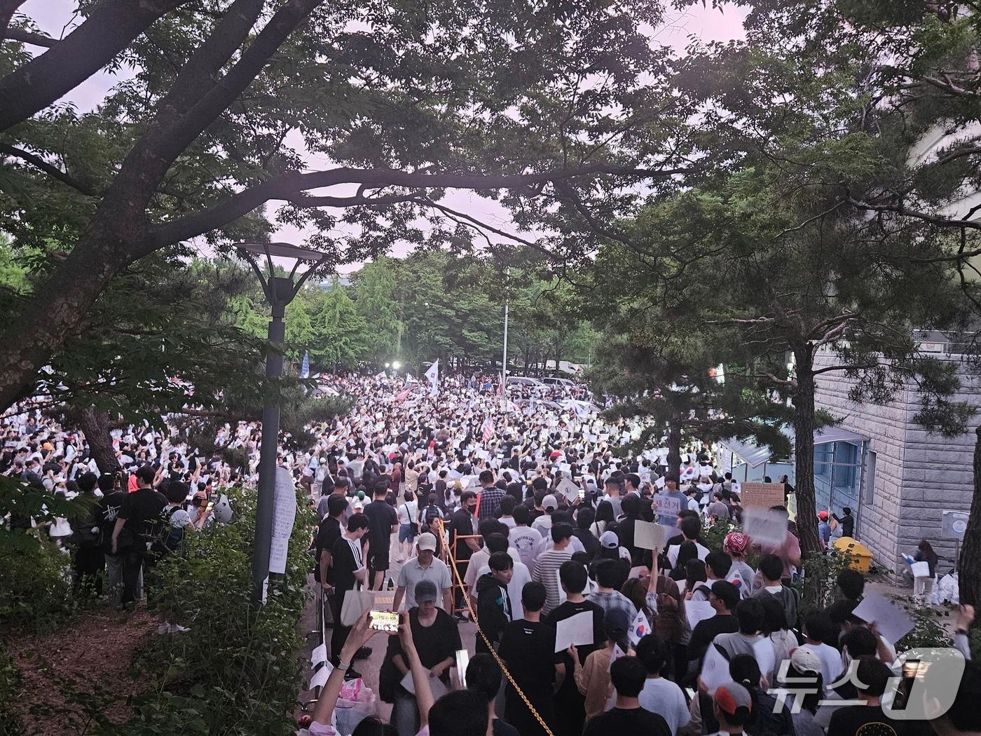 본문 이미지 - 6·3 지방선거 투표용지 부족 사태에 반발한 시민들이 7일 오후 8시쯤 서울 송파구 올림픽공원 핸드볼경기장 개표소 앞에 모여 재선거를 요구하는 구호를 외치고 있다. 2026.6.7 ⓒ 뉴스1 유채연 기자