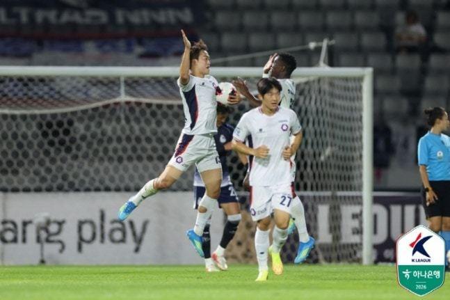 본문 이미지 - 시즌 첫 승을 거둔 충북청주 선수들. (프로축구연맹 제공)