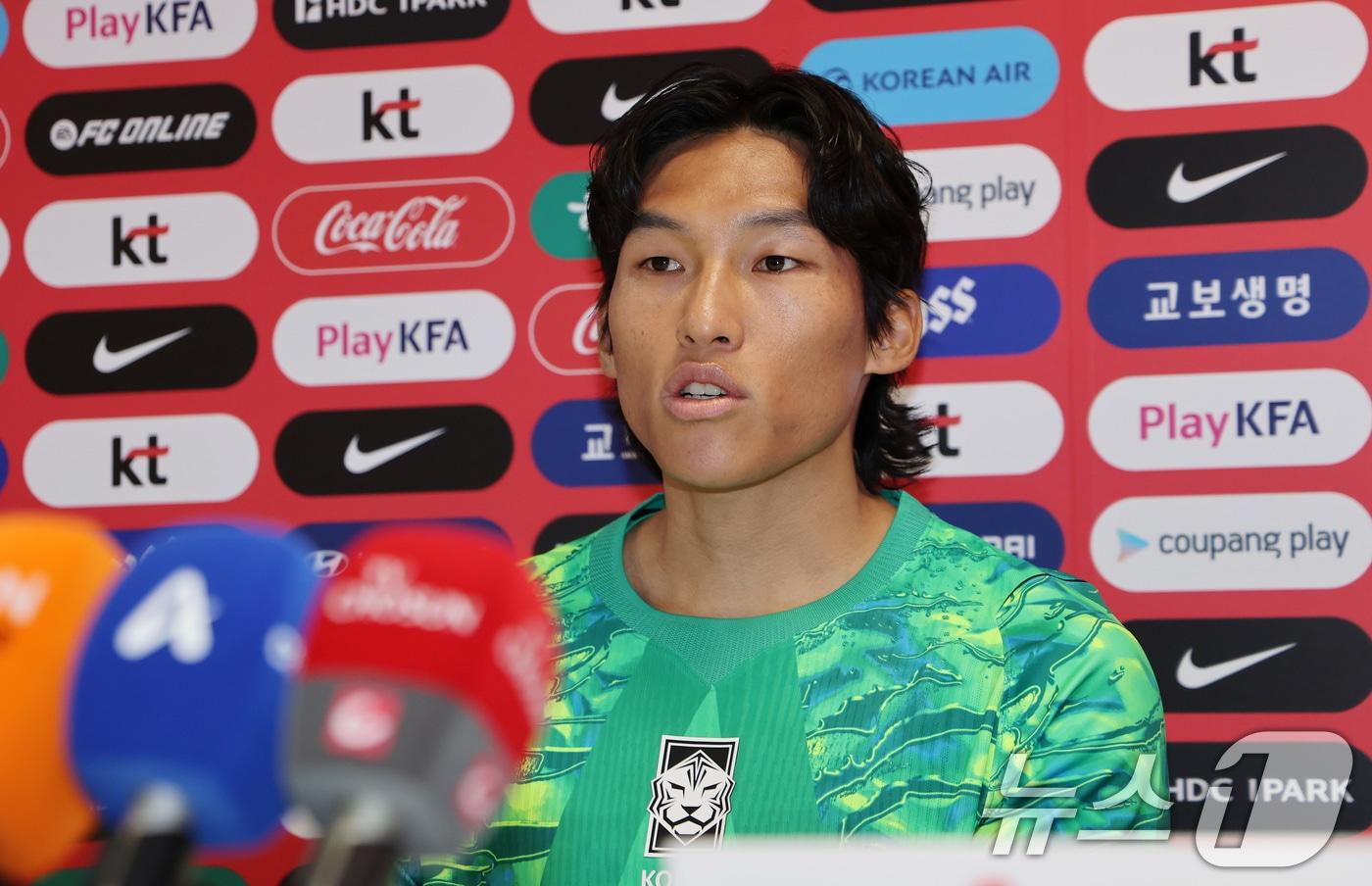 본문 이미지 - 대한민국 축구대표팀 골키퍼 김승규가 7일(현지시간) 2026 국제축구연맹(FIFA) 북중미월드컵이 열리는 멕시코 할리스코 과달라하라에 위치한 '치바스 베르데 바예' 훈련장에서 인터뷰를 하고 있다. 2026.6.8 ⓒ 뉴스1 임세영 기자