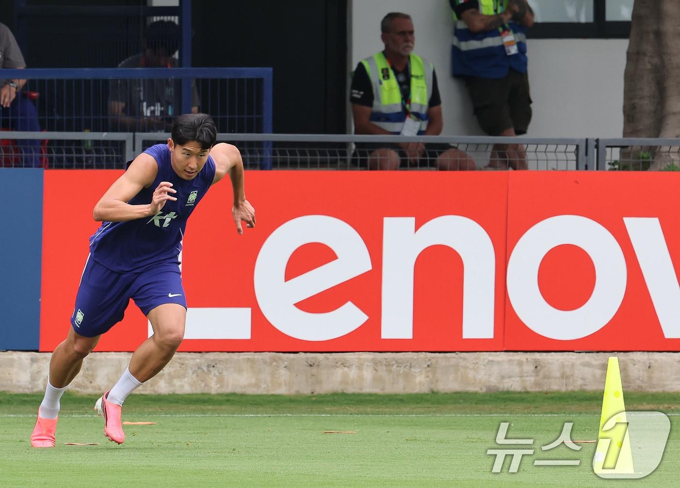 본문 이미지 - 대한민국 축구대표팀 손흥민이 7일(현지시간) 2026 국제축구연맹(FIFA) 북중미월드컵이 열리는 멕시코 할리스코 과달라하라에 위치한 '치바스 베르데 바예' 훈련장에서 훈련을 하고 있다. 2026.6.8 ⓒ 뉴스1 임세영 기자