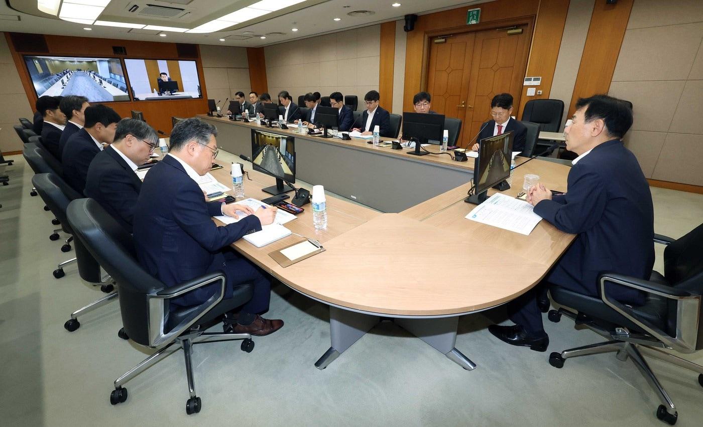 본문 이미지 - 정은보 한국거래소 이사장(오른쪽)이 8일 오전 한국거래소 서울사옥에서 국내외 증시 변동성 확대 등에 대응한 '긴급 시장점검회의'를 개최하고 있다(한국거래소 제공).