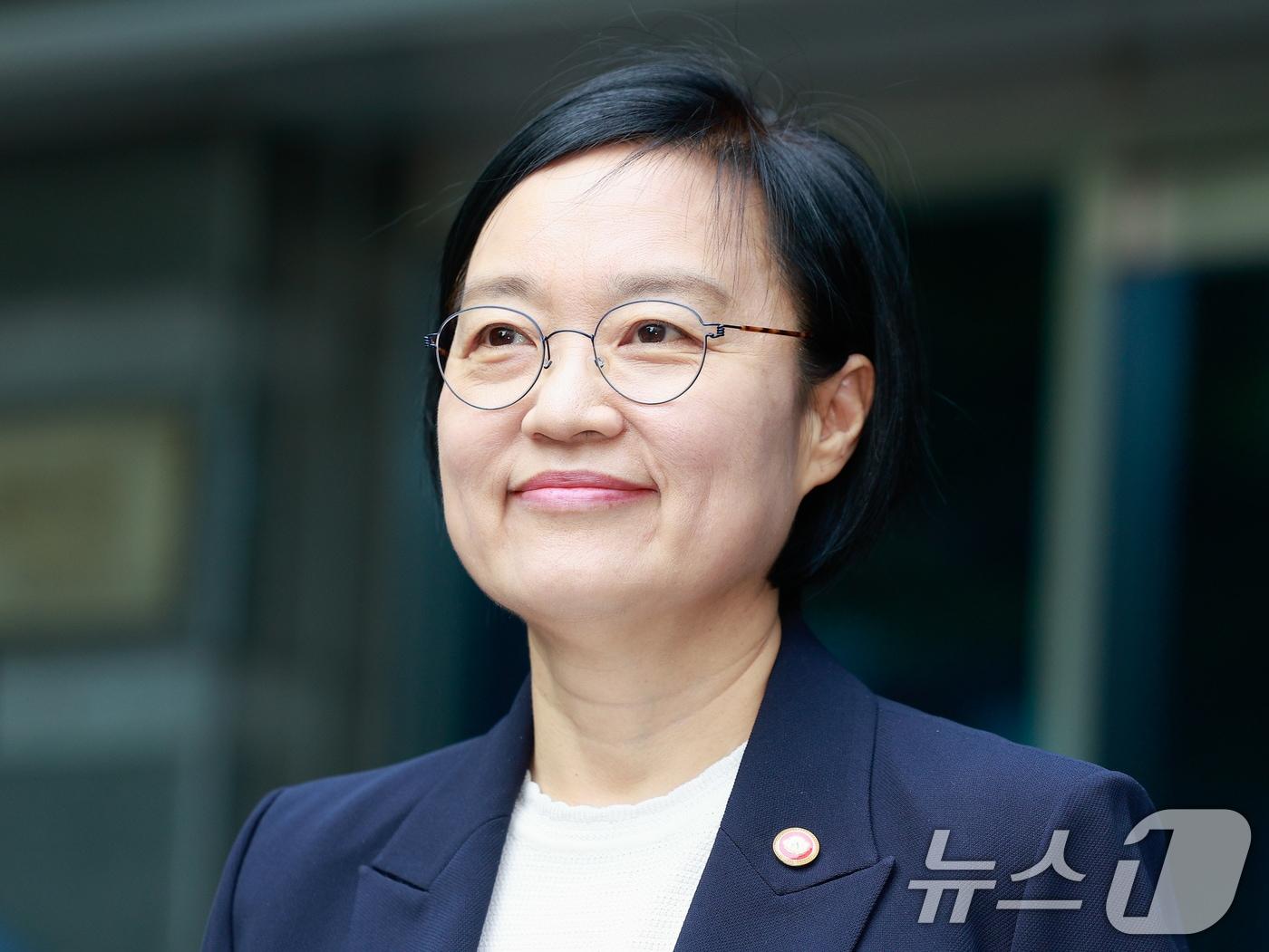 본문 이미지 - 한성숙 국무총리 후보자가 8일 오전 인사청문회 준비 사무실인 서울 종로구 금융감독원 연수원에서 지명 소감을 밝히기 전 미소짓고 있다. 2026.6.8 ⓒ 뉴스1 안은나 기자