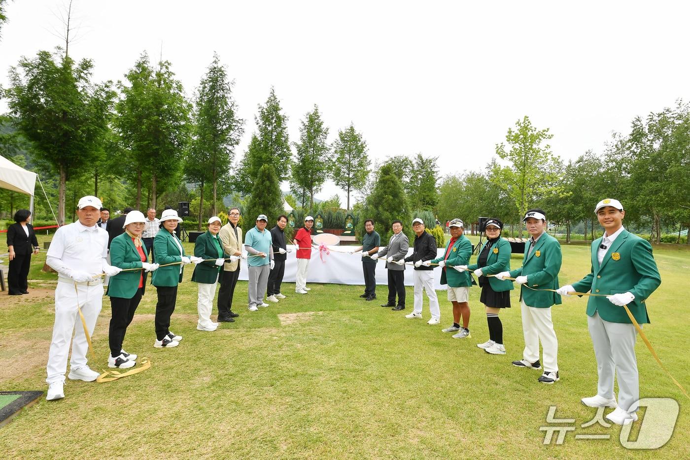 본문 이미지 - '파크골프 명예의 전당'제막식이 지난 7일 강원 화천군 하남면 거례리 산천어 파크골프장 제2구장에서 최문순 화천군수, 역대 파크골프 페스티벌 우승자를 비롯한 클럽 관계자와 동호인들이 참석한 가운데 열렸다. (화천군 제공, 재판매 및 DB금지)