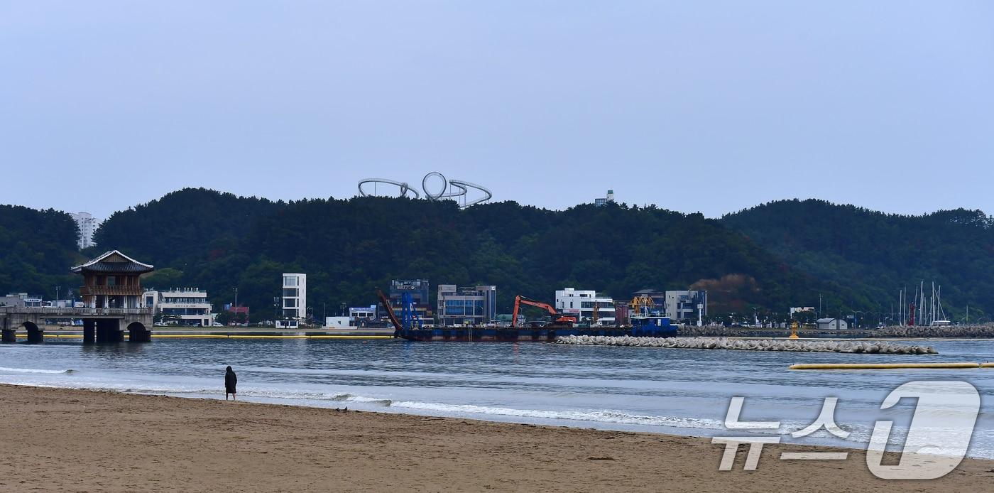 본문 이미지 - 8일 경북 포항시 북구 영일대해수욕장에서 백사장 유실을 막기 위한 공사가 진행되고 있다. 이 공사는 테트라포드 양쪽에 길이 120m의 수중잠제(방파제) 2개를 설치하는 것으로, 내년 초 완료될 예정이다. 2026.6.8 ⓒ 뉴스1 최창호 기자