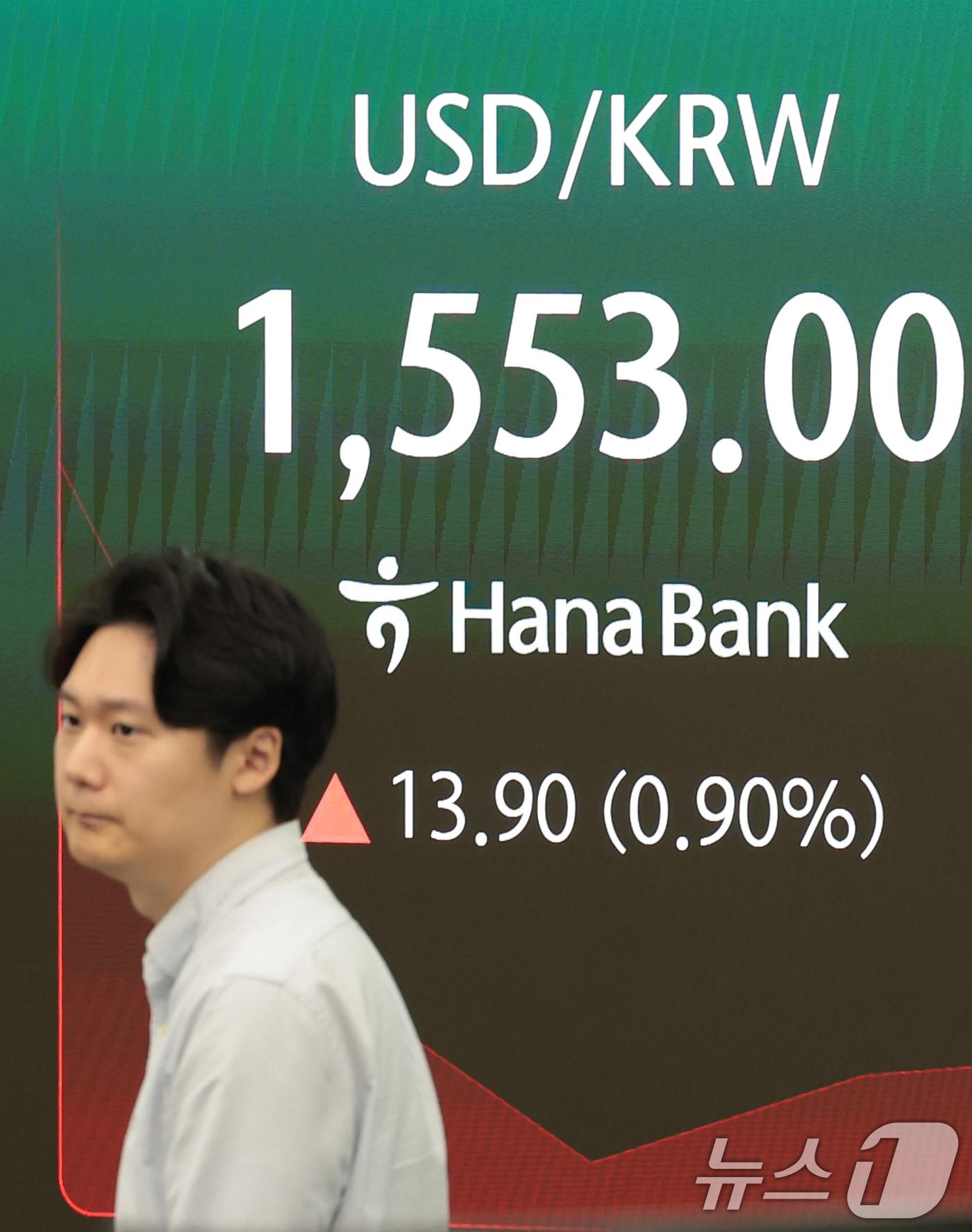 본문 이미지 - 코스피와 코스닥 시장이 동반 하락 출발한 8일 서울 중구 하나은행 딜링룸 전광판에 장초반 시황이 나타나고 있다. 2026.6.8 ⓒ 뉴스1 권현진 기자