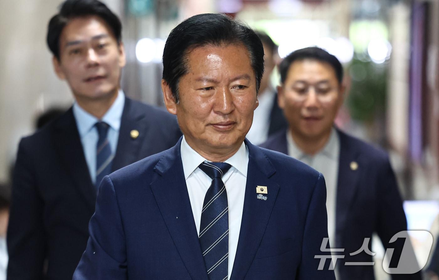 본문 이미지 - 정청래 더불어민주당 대표가 8일 서울 여의도 국회에서 열린 비공개 최고위원회의에 참석하고 있다. 2026.6.8 ⓒ 뉴스1 김도우 기자