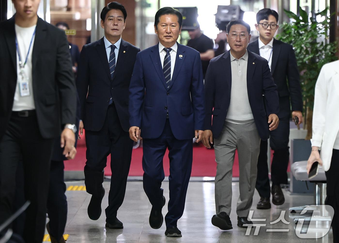 본문 이미지 - 정청래 더불어민주당 대표가 8일 서울 여의도 국회에서 열린 비공개 최고위원회 회의에 참석하고 있다. 2026.6.8 ⓒ 뉴스1 김도우 기자