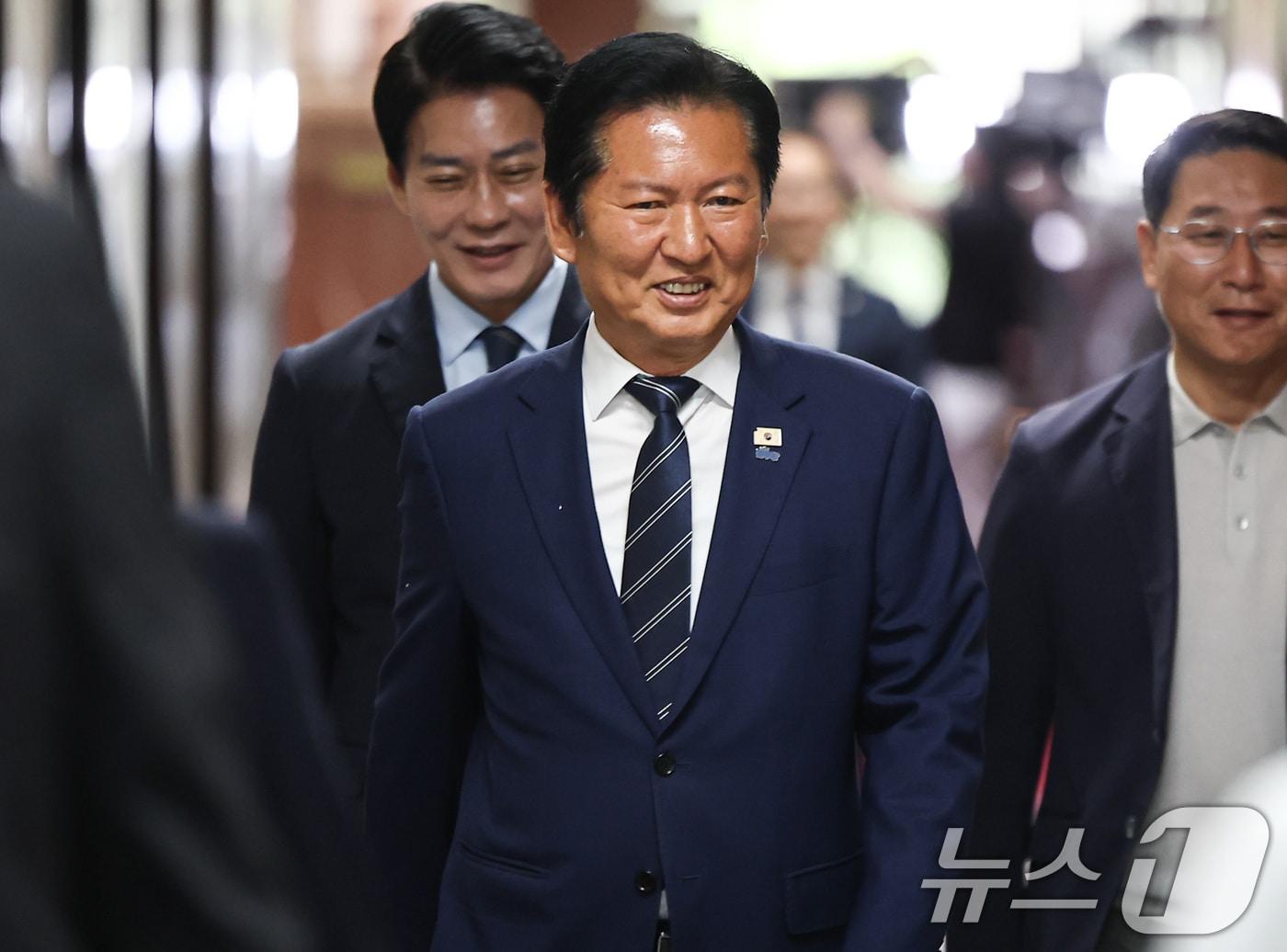 본문 이미지 - 정청래 더불어민주당 대표가 8일 서울 여의도 국회에서 열린 비공개 최고위원회 회의에 참석하고 있다. 2026.6.8 ⓒ 뉴스1 김도우 기자
