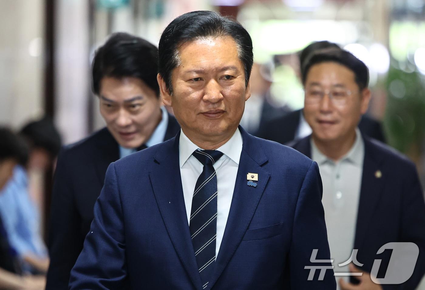 본문 이미지 - 정청래 더불어민주당 대표가 8일 서울 여의도 국회에서 열린 비공개 최고위원회의에 참석하고 있다. 2026.6.8 ⓒ 뉴스1 김도우 기자
