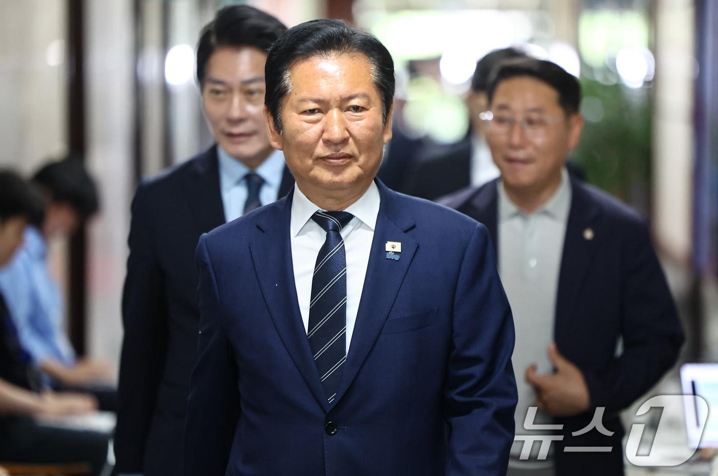 본문 이미지 - 정청래 더불어민주당 대표가 8일 서울 여의도 국회에서 열린 비공개 최고위원회의에 참석하고 있다. 2026.6.8 ⓒ 뉴스1 김도우 기자