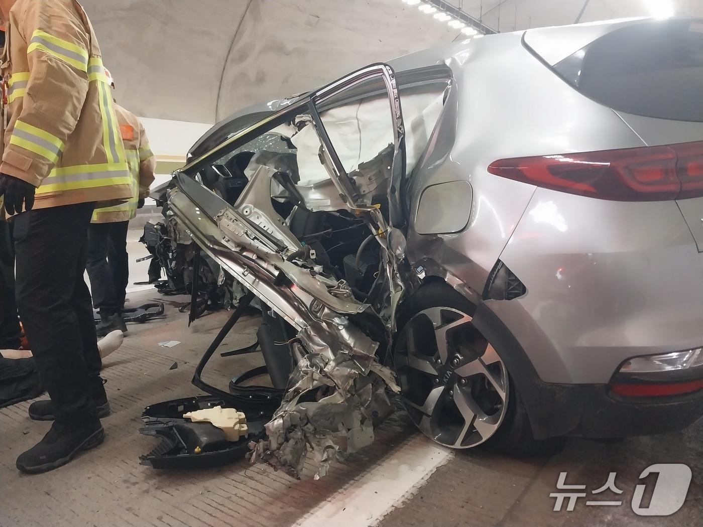 본문 이미지 - 8일 오전 6시 32분께 전북 진안군 익산-장수간 고속도로 하행선 2.1km 구간에서 스포츠유틸리티차(SUV)가 옹벽과 충돌하는 사고가 발생했다.(전북소방본부 제공. 재판매 및 DB금지)