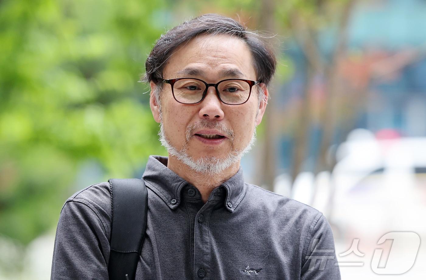 본문 이미지 - 노태악 중앙선거관리위원장을 비롯한 선관위 관계자 6명을 직무유기와 직권남용 혐의로 고발한 김순환 서민민생대책위원회(서민위) 사무총장이 8일 오전 서울 강동경찰서에 출석하며 취재진 질문에 답변하고 있다. 2026.6.8 ⓒ 뉴스1 김진환 기자