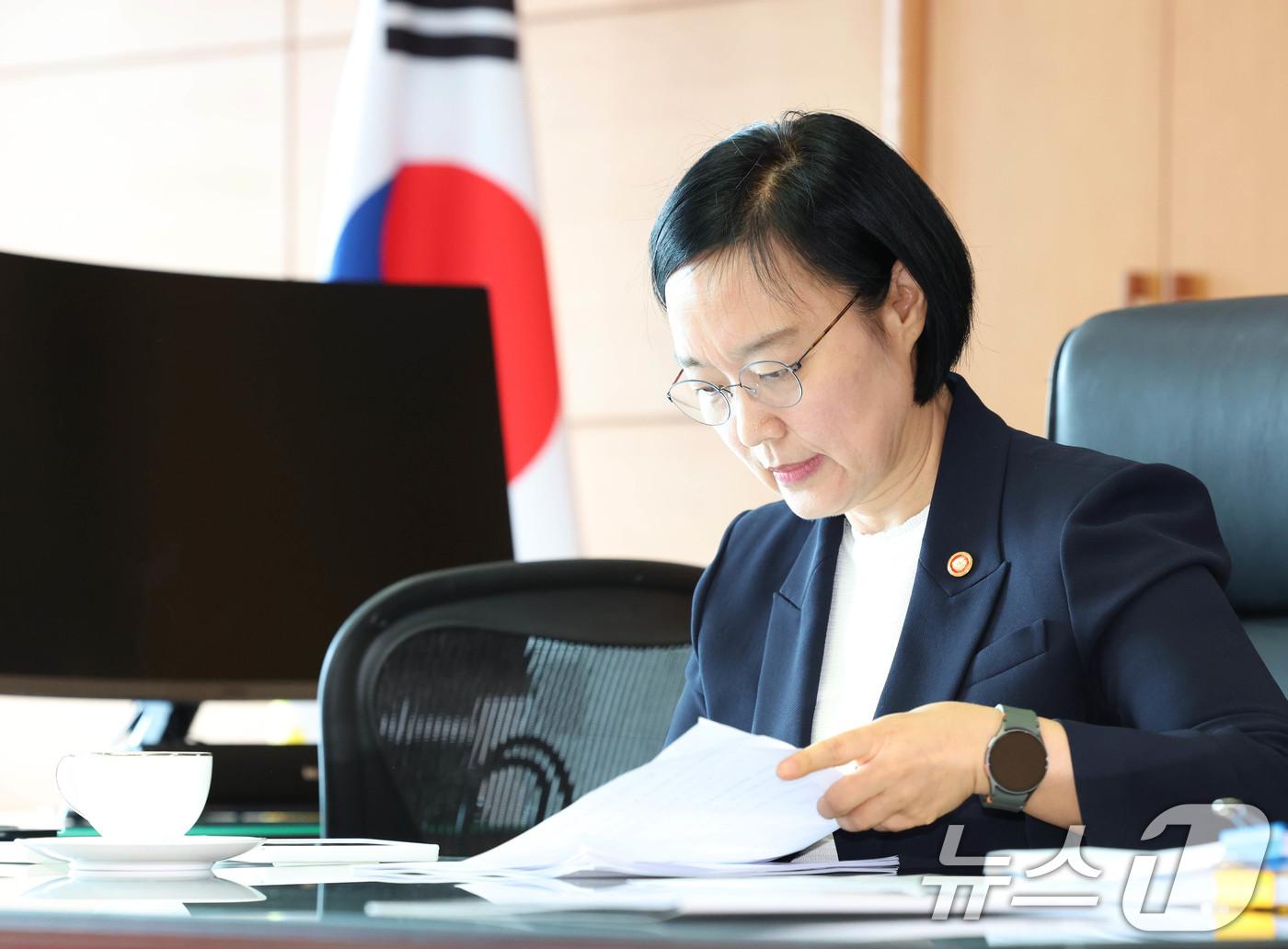 본문 이미지 - 한성숙 국무총리 후보자가 8일 오전 서울 종로구 금융감독원 연수원에 마련된 인사청문회 준비사무실 집무실에서 자료를 검토하고 있다. (공동취재) 2026.6.8 ⓒ 뉴스1 안은나 기자