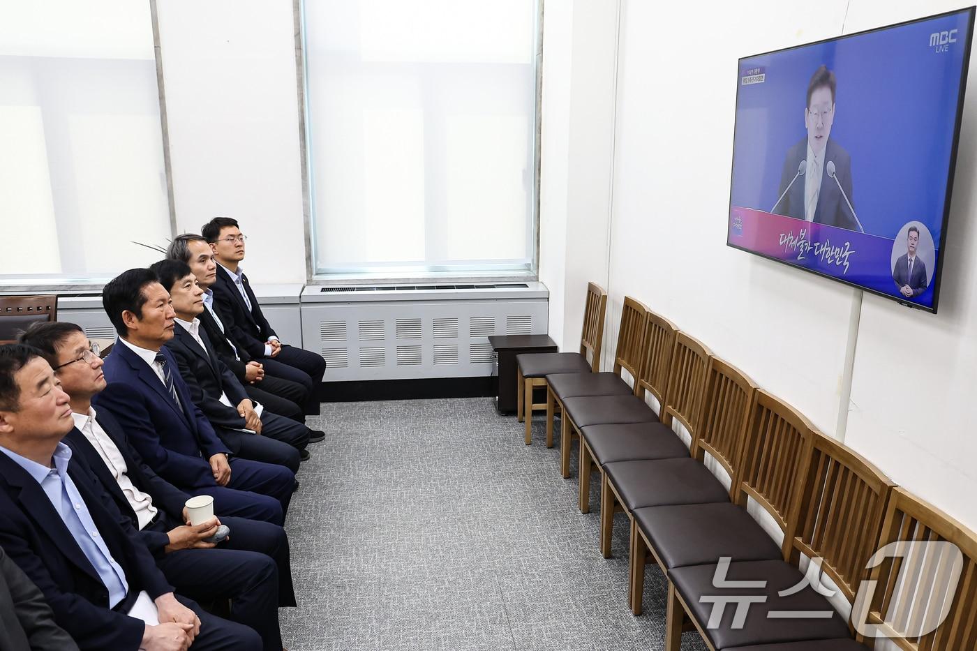 본문 이미지 - 정청래 더불어민주당 대표를 비롯한 당 지도부가 8일 서울 여의도 국회에서 이재명 대통령 취임 1주년 기자회견을 시청하고 있다. 2026.6.8 ⓒ 뉴스1 김도우 기자