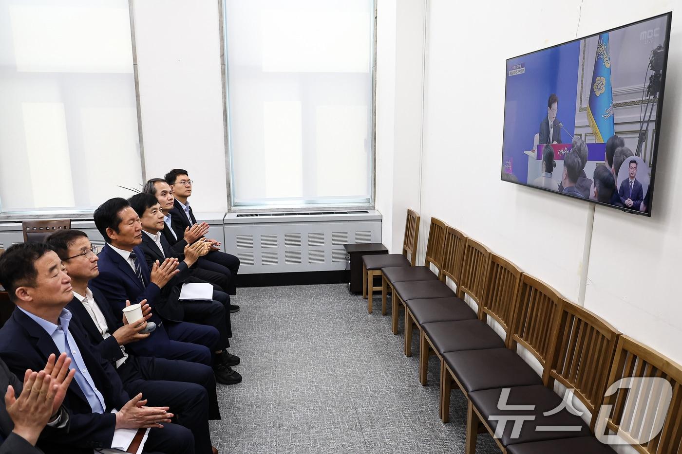 본문 이미지 - 정청래 더불어민주당 대표를 비롯한 당 지도부가 지난 8일 서울 여의도 국회에서 이재명 대통령 취임 1주년 기자회견을 시청하고 있다. 2026.6.8 ⓒ 뉴스1 김도우 기자