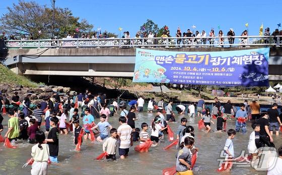 본문 이미지 - 전북 완주군은 '제14회 완주와일드&로컬푸드축제'의 주민참여 부스 운영자를 공개 모집한다고 8일 밝혔다. 자료사진/뉴스1 DB