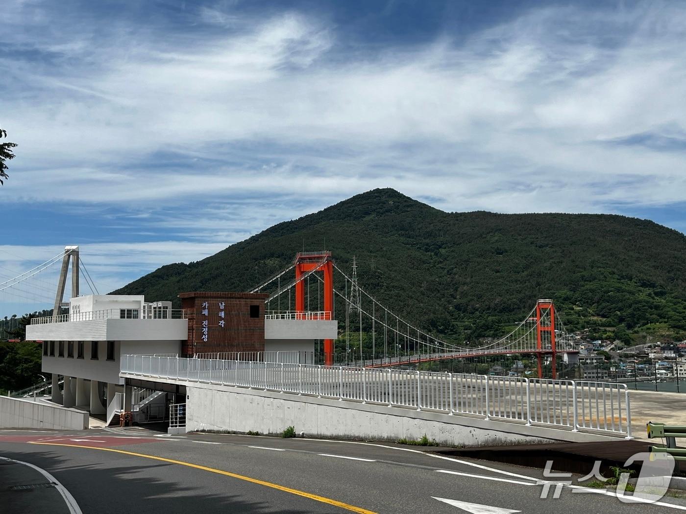 본문 이미지 - 남해대교 남해각 전경(남해군 제공. 재판매 및 DB금지).