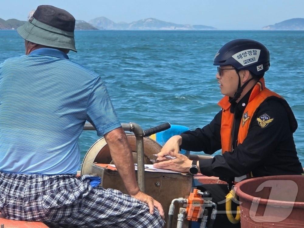 본문 이미지 - 구명조끼 미착용 단속하는 목포해경. (목포해경 제공. 재판매 및 DB 금지) 