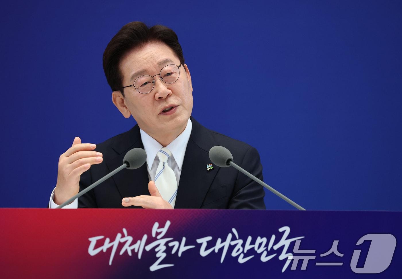 본문 이미지 - 이재명 대통령이 8일 청와대 영빈관에서 열린 취임 1주년 기자회견에서 취재진 질문에 답변하고 있다. ⓒ 뉴스1 허경 기자
