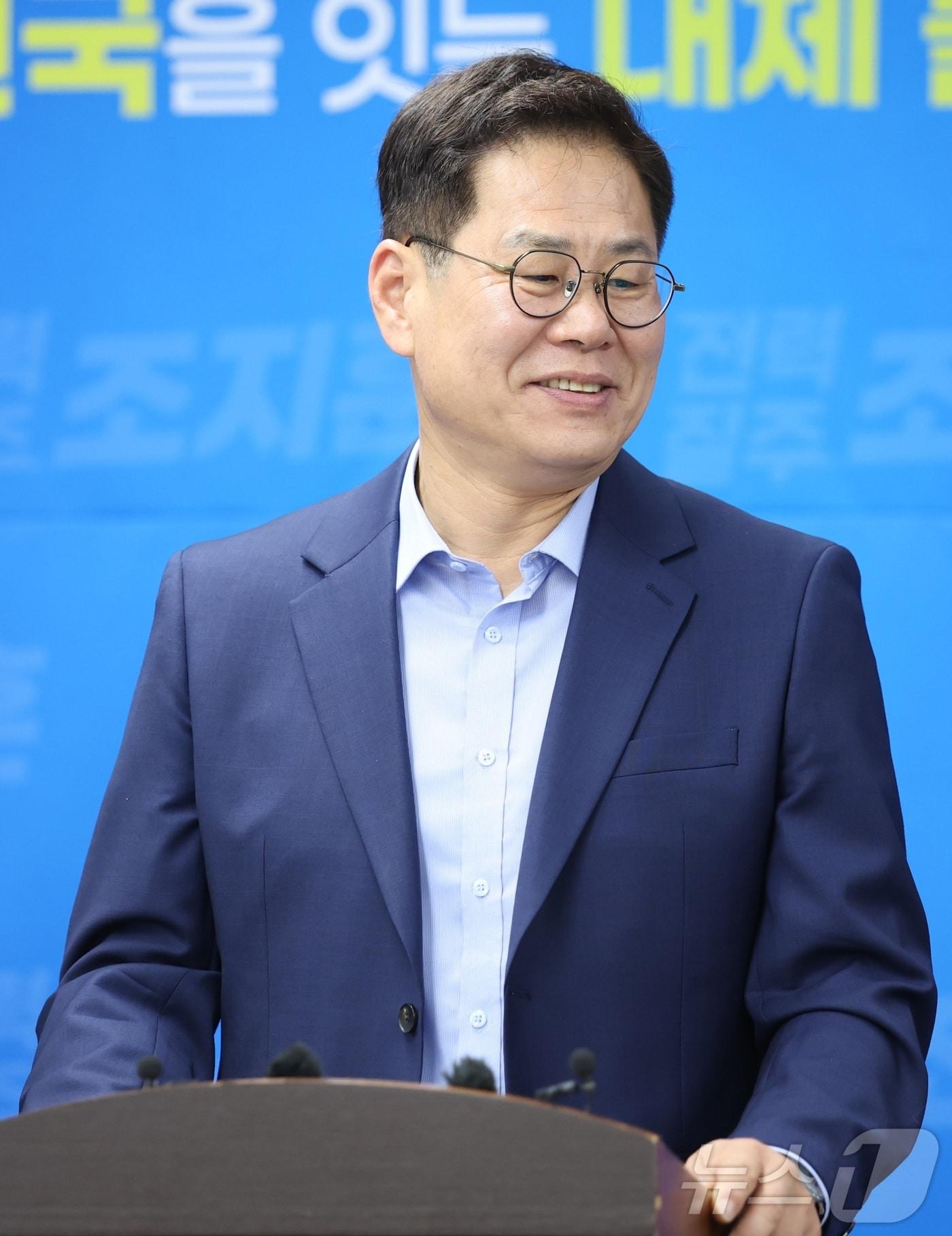 본문 이미지 - 조지훈 전주시장 당선인이 8인 전북 전주시 전주시청에서 기자회견을 열고 질의에 답변을 하고 있다. 2026.6.8 ⓒ 뉴스1 유경석 기자