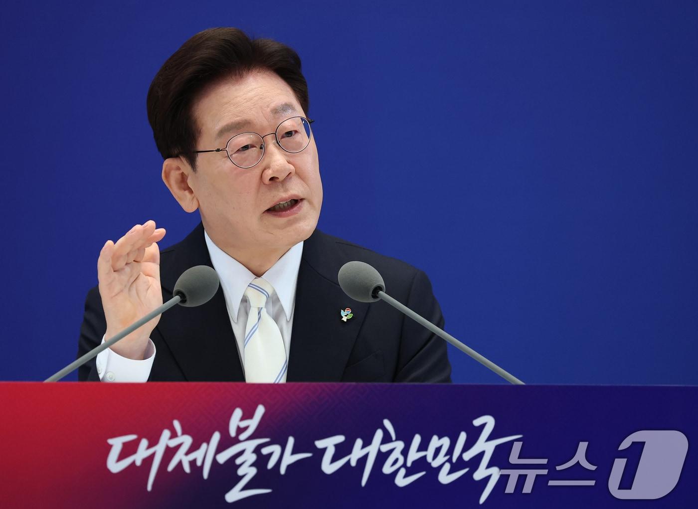 본문 이미지 - 이재명 대통령이 8일 청와대 영빈관에서 열린 취임 1주년 기자회견에서 취재진 질문에 답변하고 있다. ⓒ 뉴스1 허경 기자