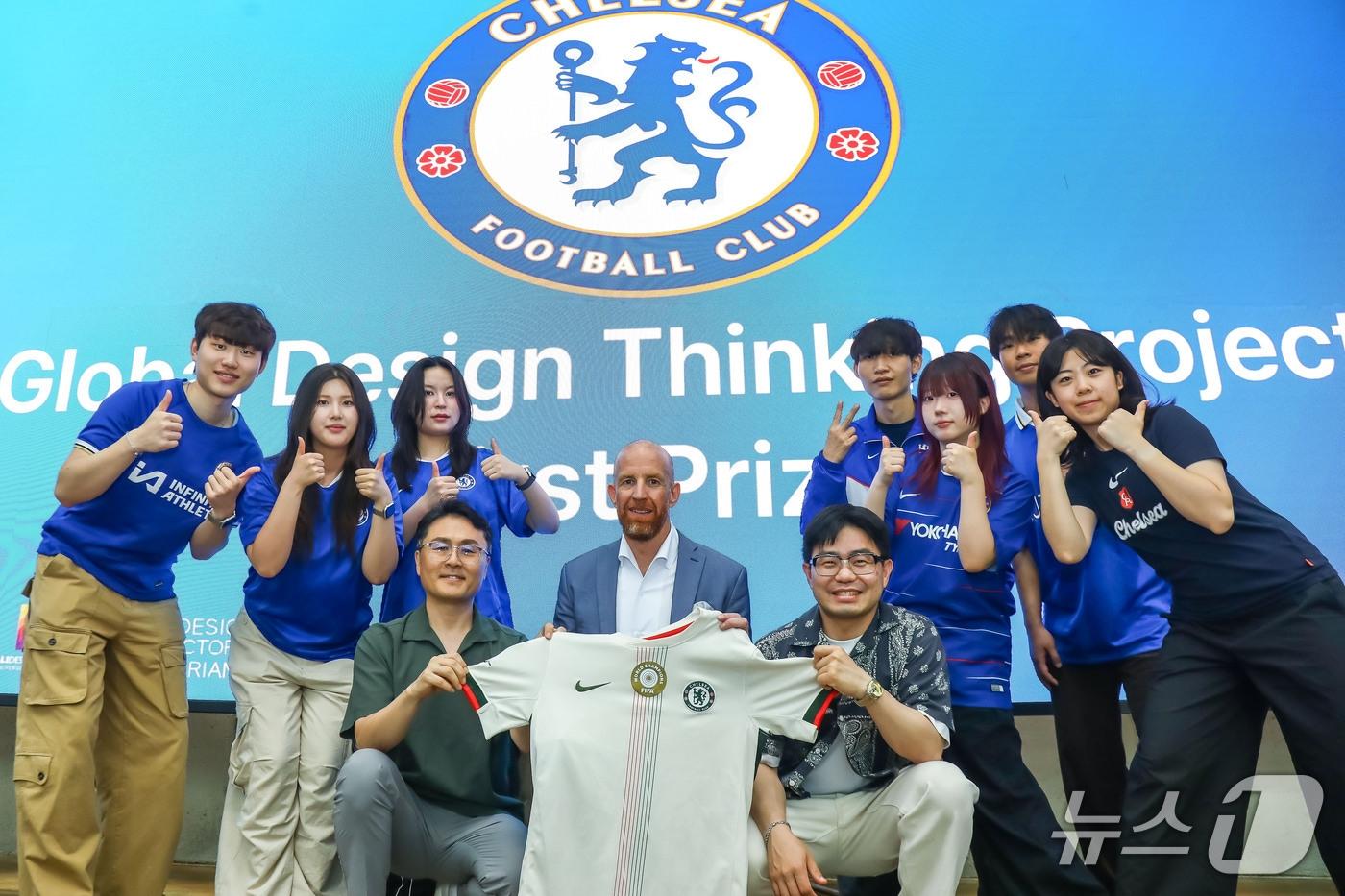본문 이미지 - 첼시FC 산학협력프로젝트에서 우승을 차지한 한남대 블루밍팀 학생들과 지도교수인 필립로스 교수(사진 가운데), 진현웅 미디어센터 센터장(앞줄 왼쪽), 안형준 디자인팩토리팀장(앞줄 오른쪽)   (한남대학교 제공.재판매 및 DB금지)/뉴스1
