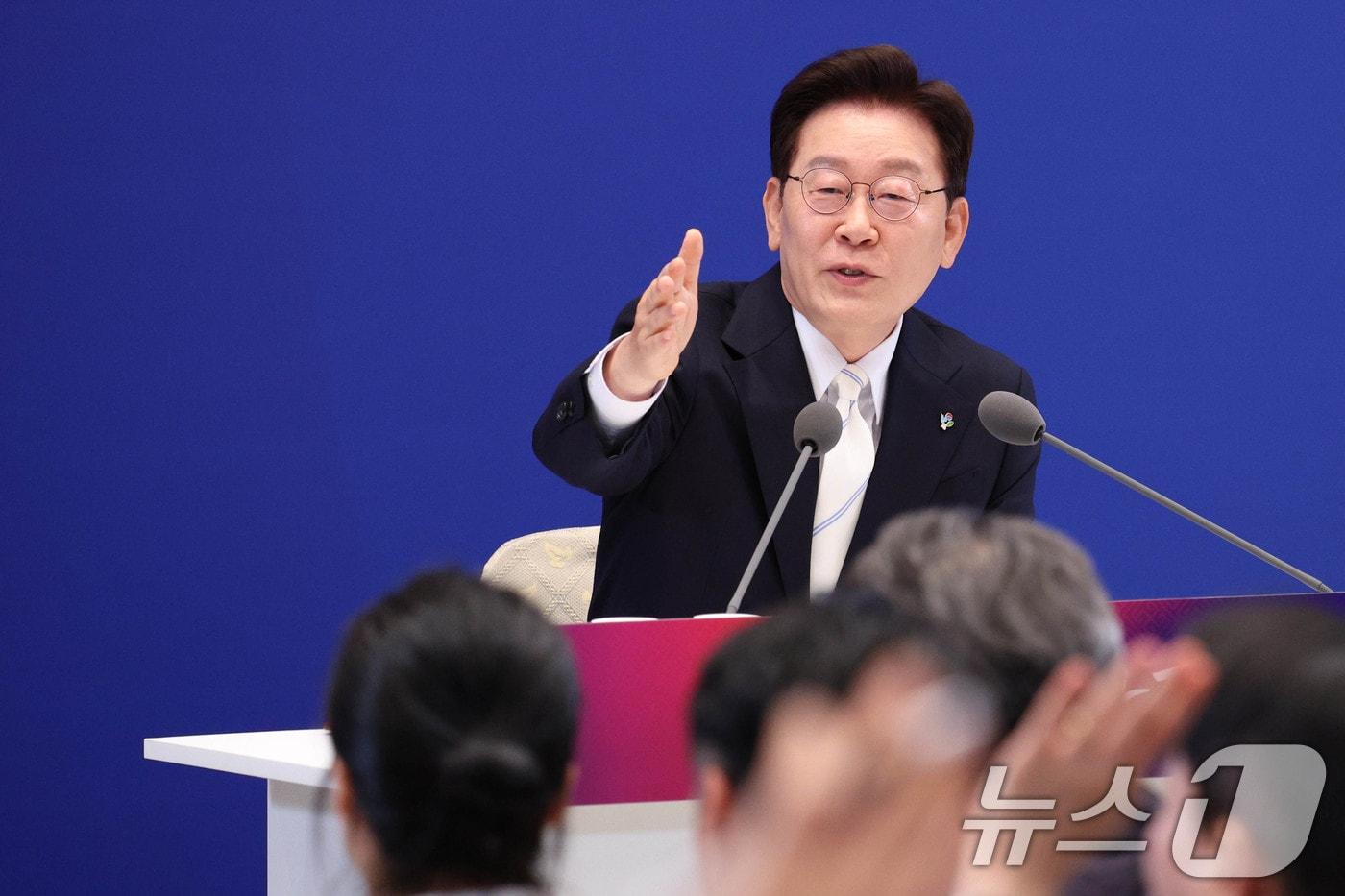 본문 이미지 - 이재명 대통령이 8일 청와대 영빈관에서 열린 취임 1주년 기자회견에서 기자들의 질문을 받고 있다. 2026.6.8 ⓒ 뉴스1 허경 기자