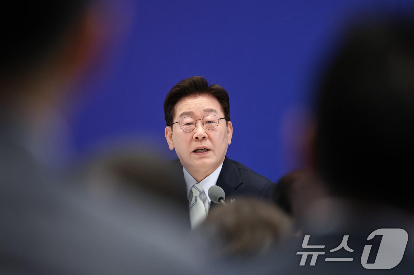 본문 이미지 - 이재명 대통령이 8일 청와대 영빈관에서 열린 취임 1주년 기자회견에서 취재진 질문에 답변하고 있다. ⓒ 뉴스1 허경 기자
