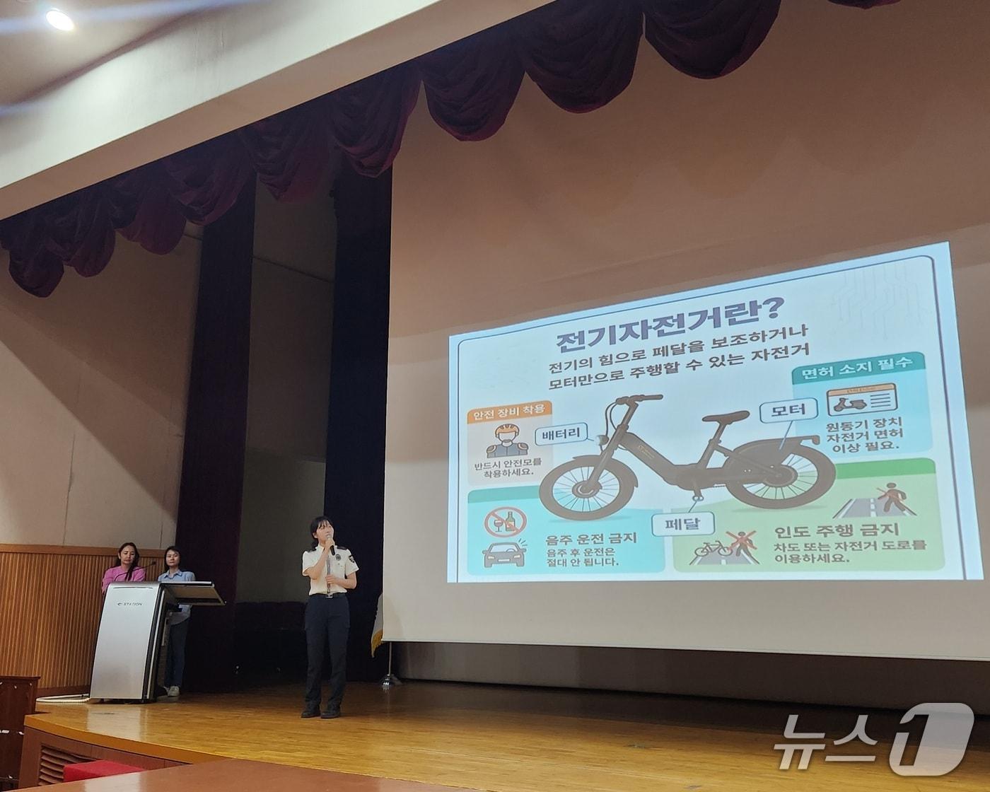 본문 이미지 - 홍성경찰서가 혜전대학교 외국인 유학생을 대상으로 보이스피싱 ·교통사고 예방 특강을 진행 중인 모습. (홍성경찰서 제공, 재판매 및 DB금지) / 뉴스1