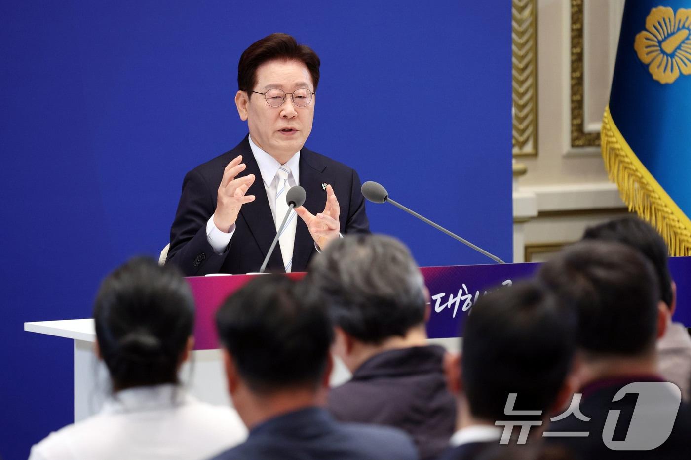 본문 이미지 - 이재명 대통령이 8일 청와대 영빈관에서 열린 취임 1주년 기자회견에서 취재진 질문에 답변하고 있다. 2026.6.8 ⓒ 뉴스1 허경 기자