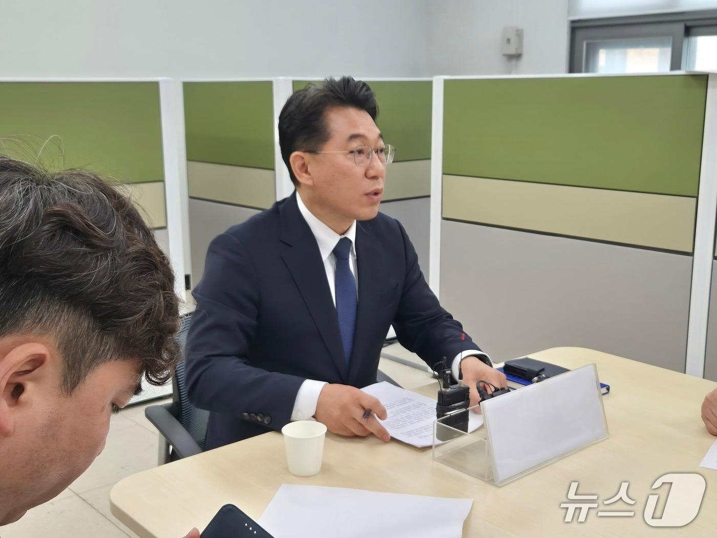 본문 이미지 - 허창원 신용한 충북지사 인수위원회 대변인이 8일 도청 기자실을 찾아 인수위 구성과 관련한 설명을 하고 있다. 2026.6.8/뉴스1