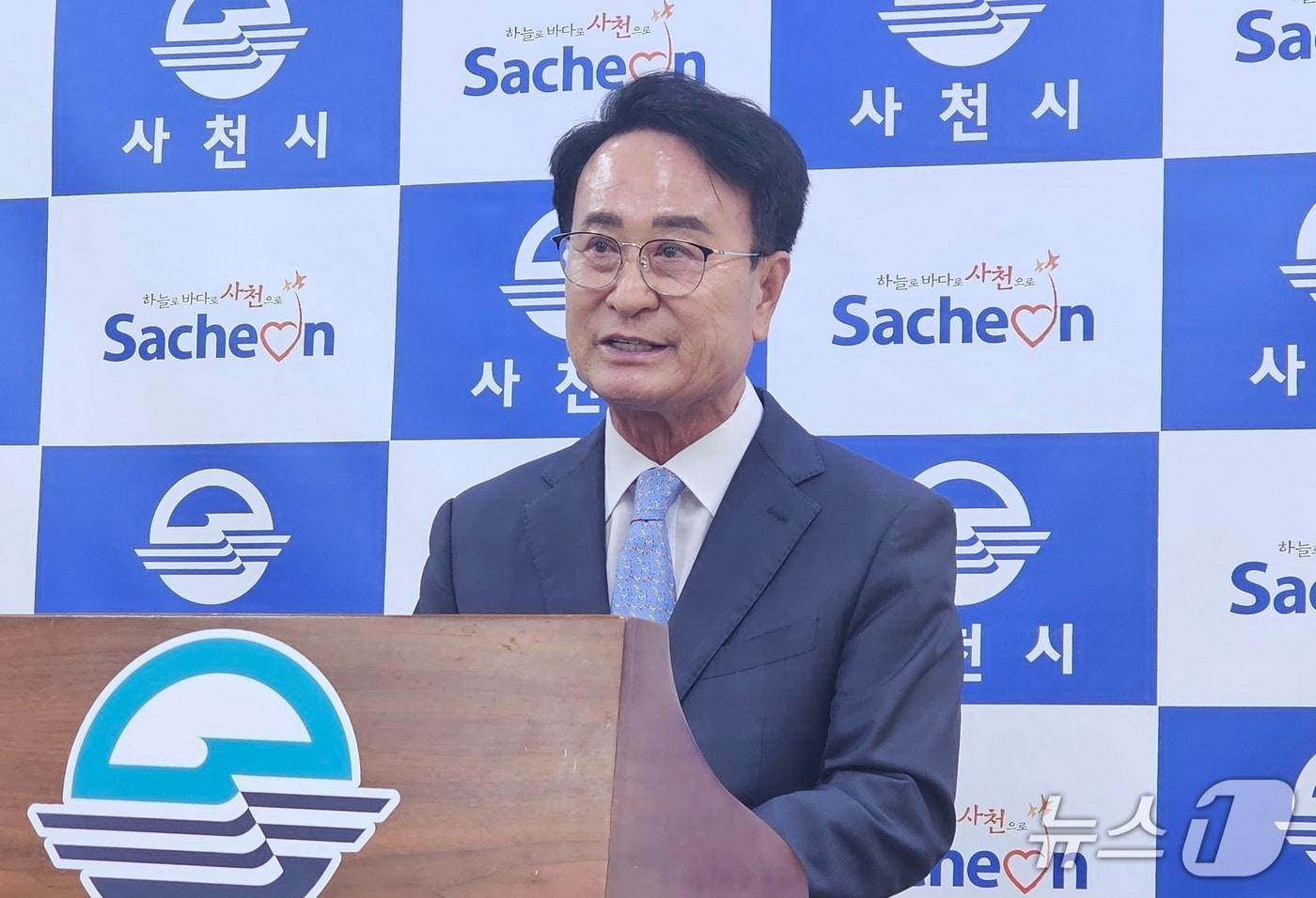본문 이미지 - 박동식 사천시장이 8일 시청 브리핑룸에서 기자회견을 열고 민선9기 운영 계획을 밝히고 있다. 2026.6.8/뉴스1 한송학기자