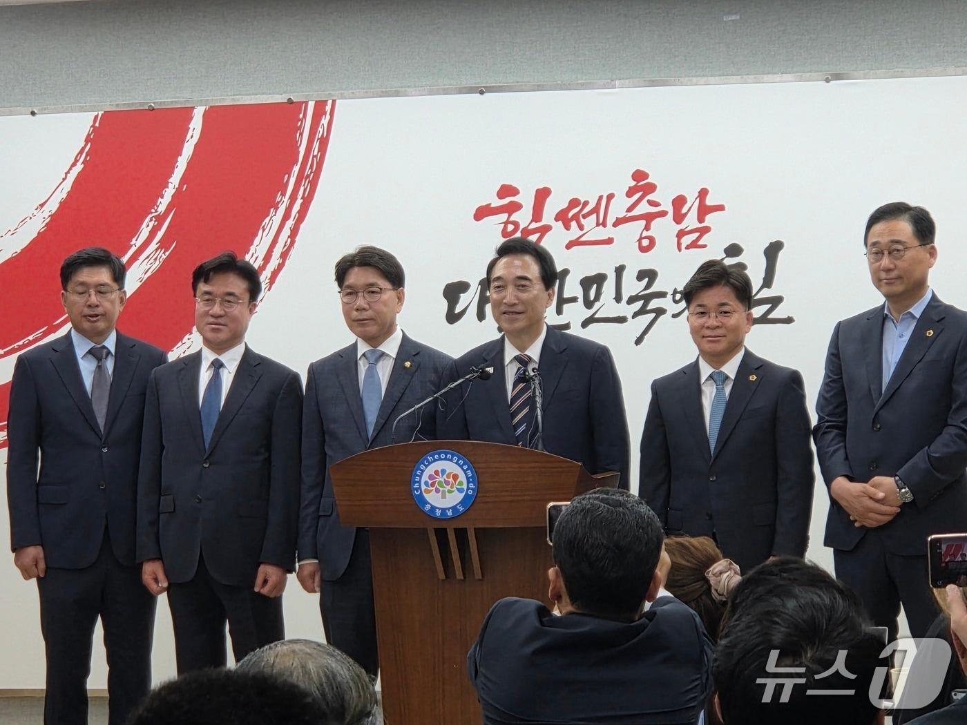 본문 이미지 - 박수현 충남지사 당선인이 도청 프레스센터에서 '통하는 충남 준비위원회' 주요 인선을 발표하고 있다.2026.6.8/뉴스1