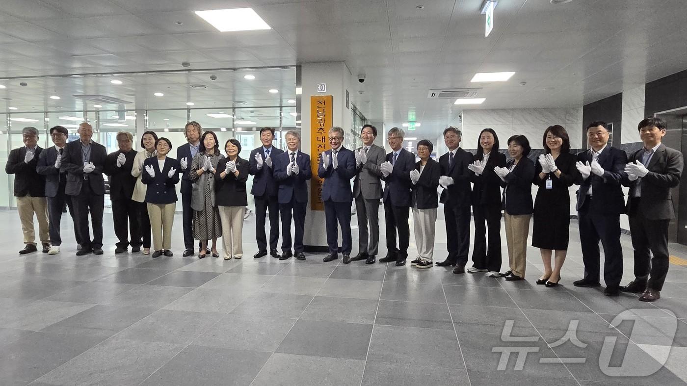 본문 이미지 - 8일 오전 나주빛가람복합문화체육센터에서 열린 전남광주대전환기획위원회 현판식에서 참가자들이 박수치고 있다. ⓒ 뉴스1 서충섭 기자