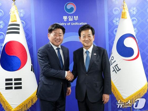 본문 이미지 -  오영훈 지사와 정동영 통일부장관.(제주도 제공. 재판매 및 DB 금지)/뉴스1