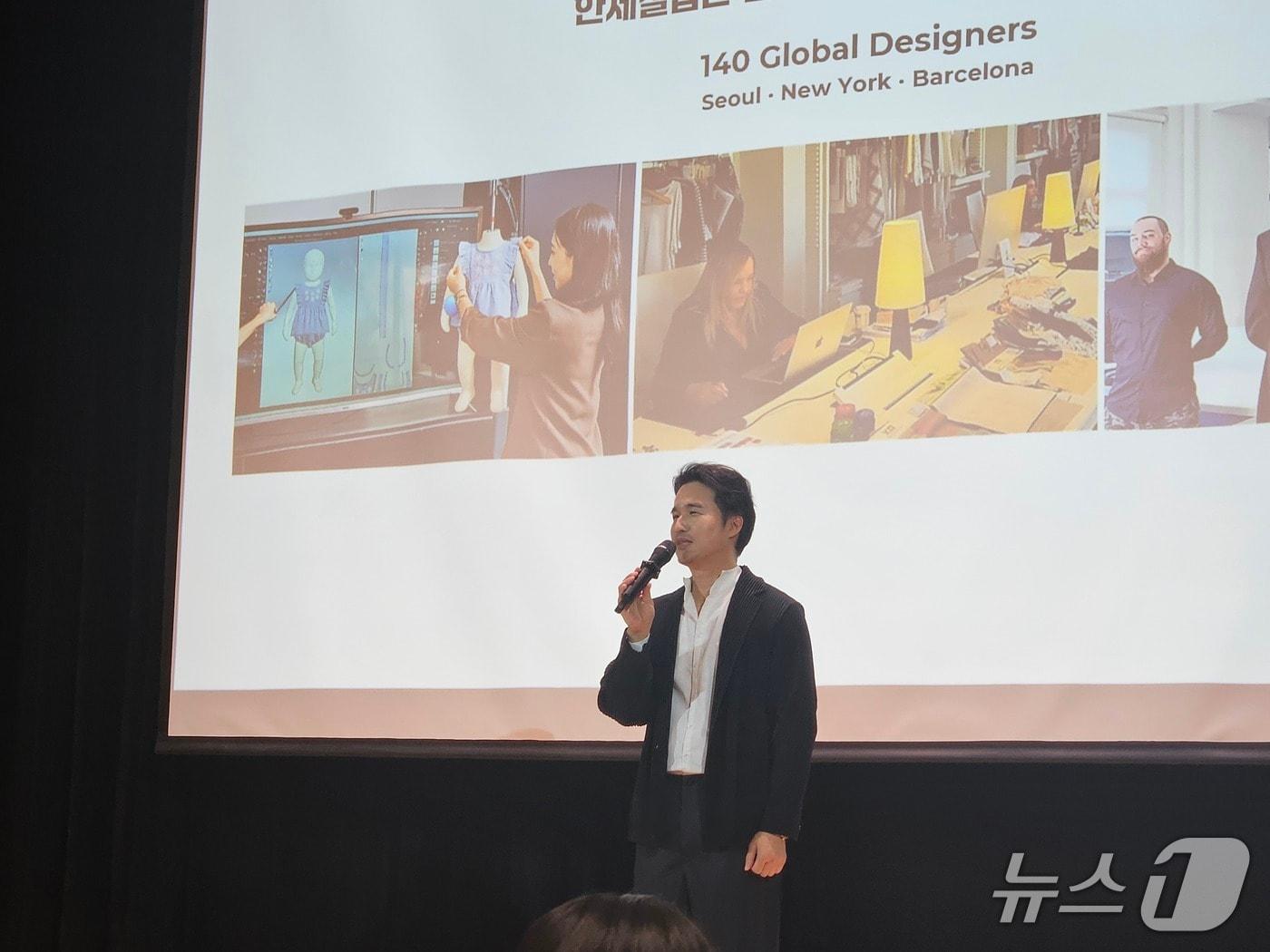 본문 이미지 - 김익환 한세실업 부회장이 8일 서울 삼성동 섬유센터에서 열린 '한세실업 Wear the Future' 전시 기자간담회에서 발표하고 있다. ⓒ 뉴스1 박혜연 기자