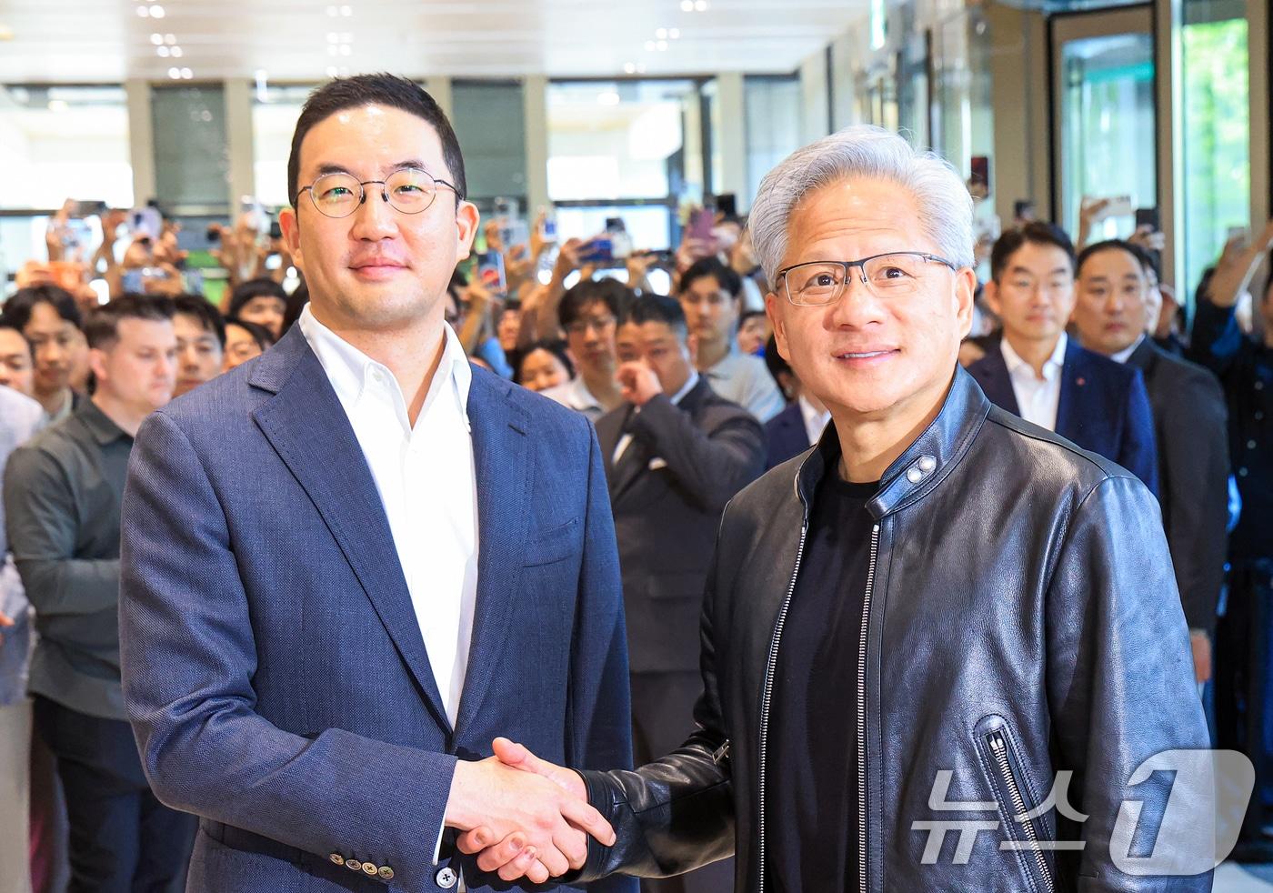 본문 이미지 - 젠슨 황 엔비디아 최고경영자(CEO)와 구광모 LG회장이 8일 서울 영등포구 LG그룹 사옥에서 악수를 나누고 있다. 2026.6.8 ⓒ 뉴스1 이호윤 기자