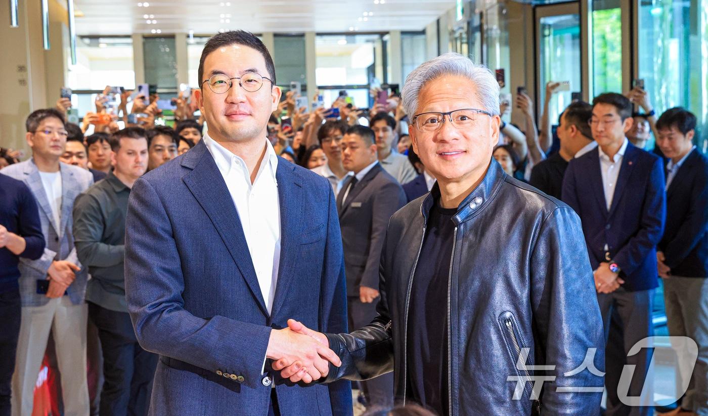 본문 이미지 - 젠슨 황 엔비디아 최고경영자(CEO)와 구광모 LG회장이 8일 서울 영등포구 LG그룹 사옥에서 악수를 나누고 있다. 2026.6.8 ⓒ 뉴스1 이호윤 기자