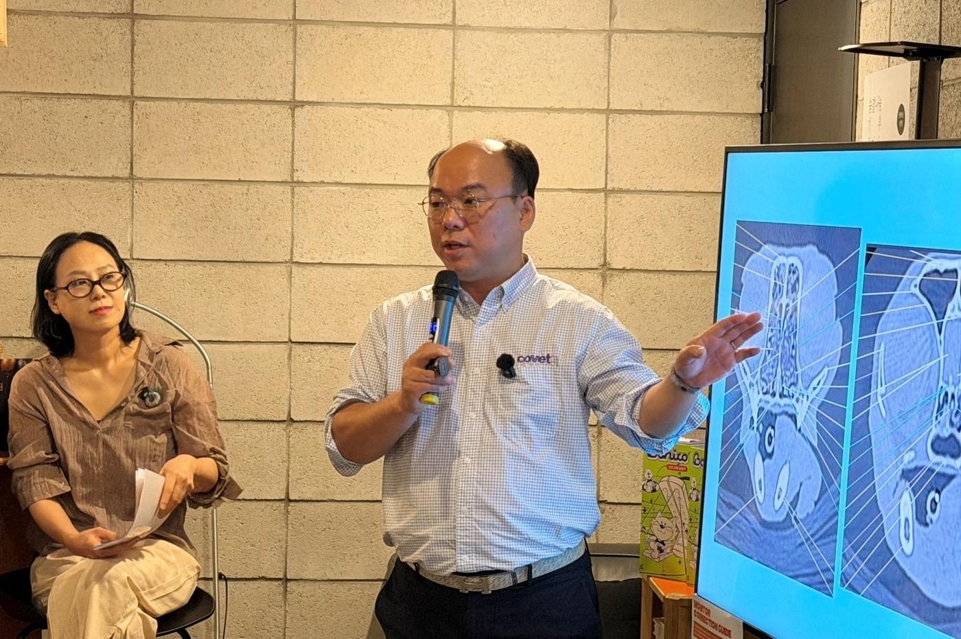 본문 이미지 - 오이세 스카이동물메디컬센터 원장이 6일 열린 '숨결나눔 세미나'에서 강의를 하고 있다(소프트크림 제공). ⓒ 뉴스1