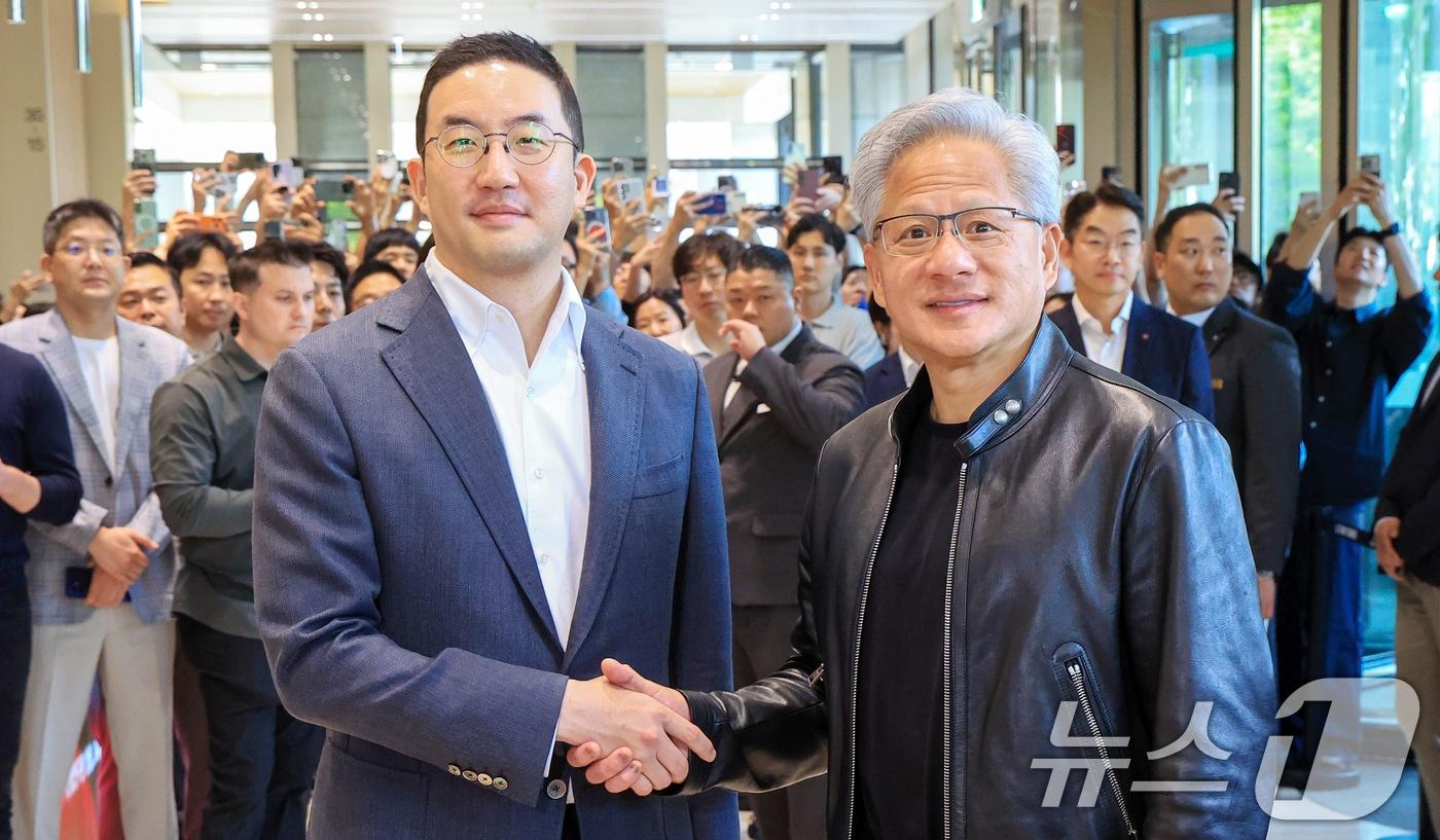 본문 이미지 - 젠슨 황 엔비디아 최고경영자(CEO)와 구광모 LG회장이 8일 서울 영등포구 LG그룹 사옥에서 악수를 나누고 있다. 2026.6.8 ⓒ 뉴스1 이호윤 기자