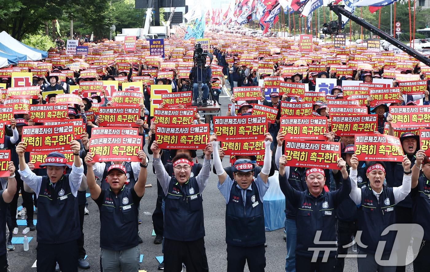 본문 이미지 - 전국레미콘운송노동조합 조합원들이 8일 오전 서울 여의도공원 인근에서 운반비 인상과 임금·단체협약 체결을 촉구하는 결의대회를 갖고 구호를 외치고 있다. 2026.6.8 ⓒ 뉴스1 김민지 기자