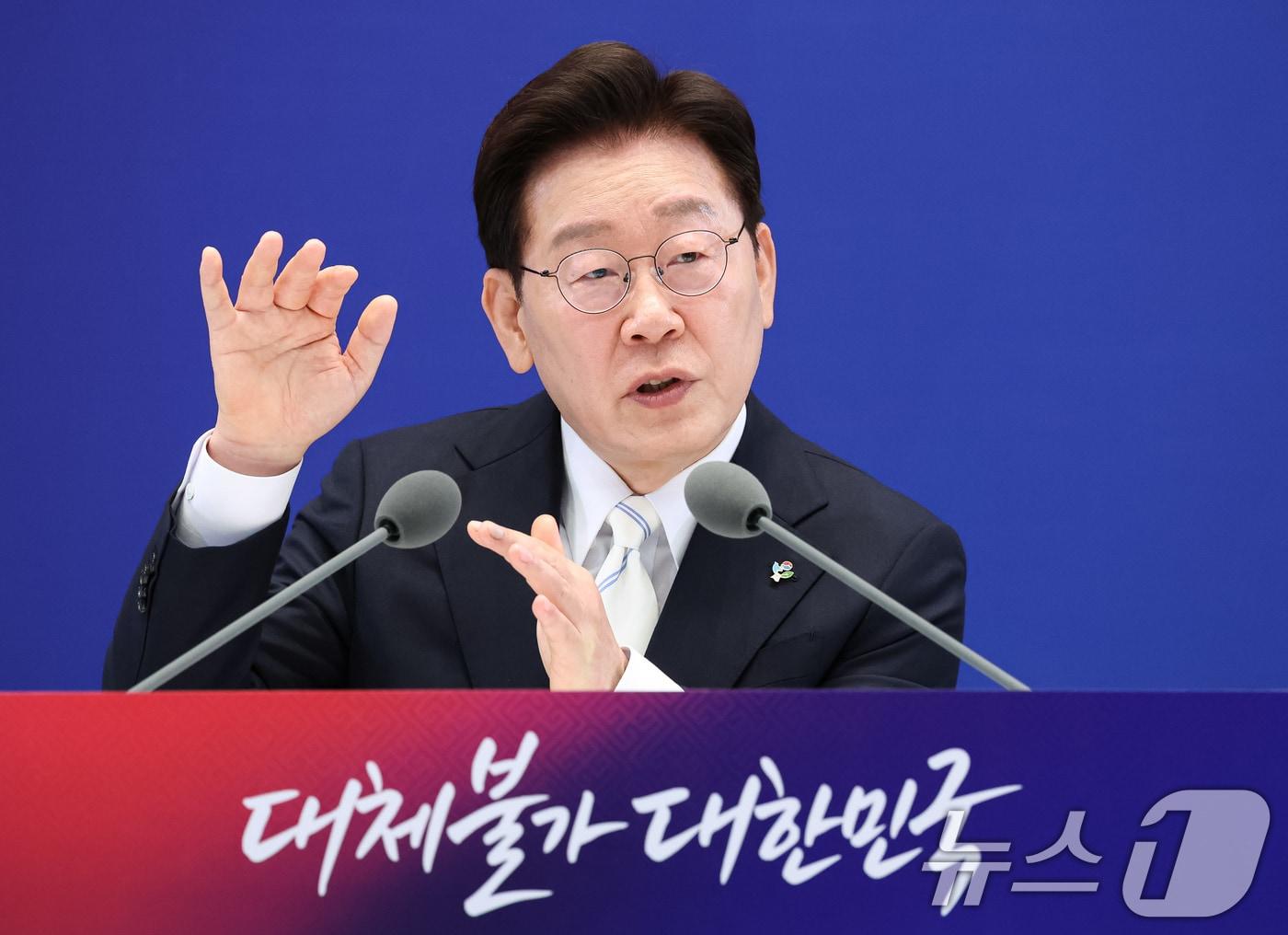 본문 이미지 - 이재명 대통령이 8일 청와대 영빈관에서 열린 취임 1주년 기자회견에서 취재진 질문에 답변하고 있다. 2026.6.8 ⓒ 뉴스1 허경 기자