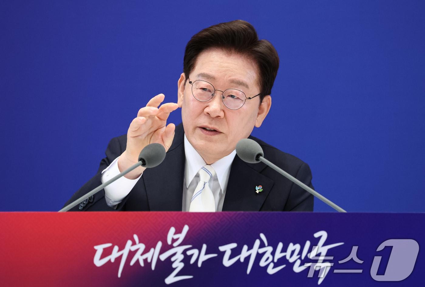 본문 이미지 - 이재명 대통령이 8일 청와대 영빈관에서 열린 취임 1주년 기자회견에서 취재진 질문에 답변하고 있다. 2026.6.8 ⓒ 뉴스1 허경 기자