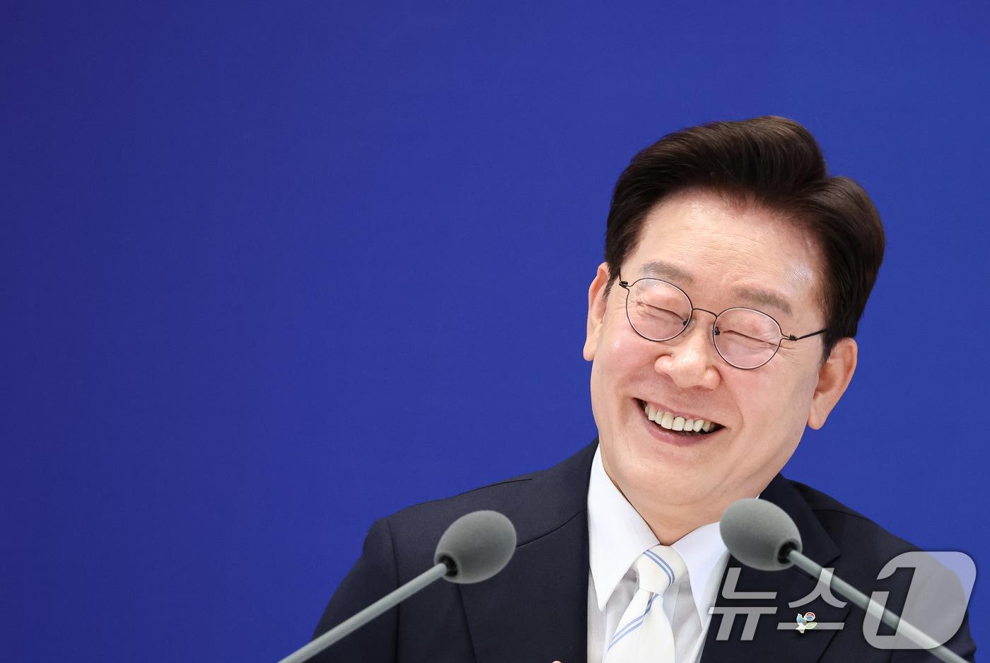 본문 이미지 - 이재명 대통령이 8일 청와대 영빈관에서 열린 취임 1주년 기자회견에서 취재진 질문에 답변하고 있다. 2026.6.8 ⓒ 뉴스1 허경 기자